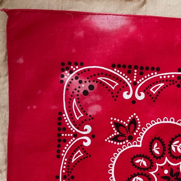 ✨SOLD✨VTG 100% cotton Bandana in Red.
handmade in America/USA - Picture 3 of 7